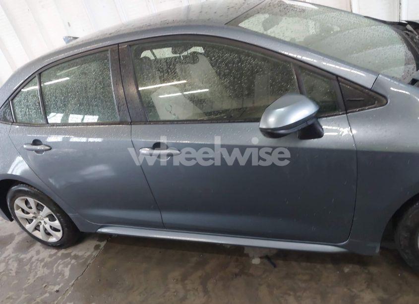 Photo 13 of 2022 Toyota Corolla LE (VIN JTDEPMAEXN3002038)