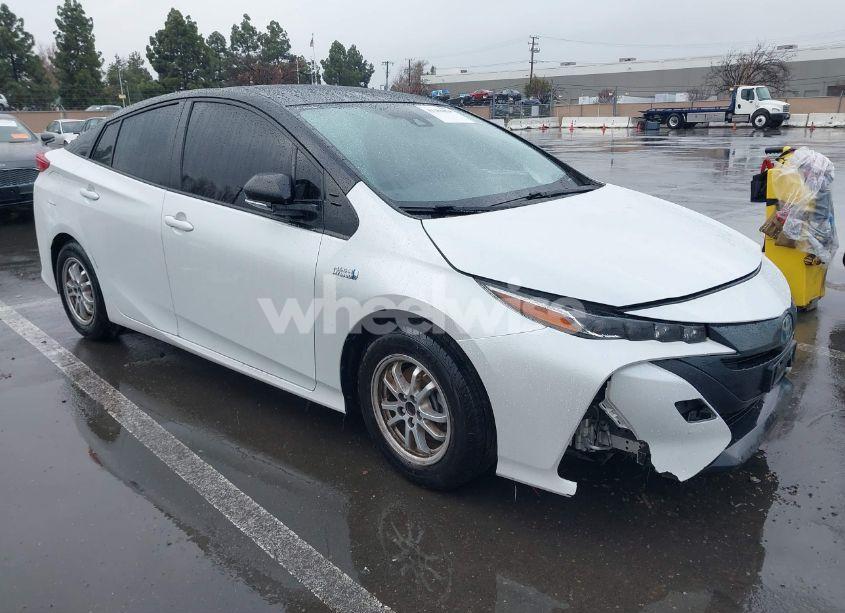 2021 Toyota Prius PRIME XLE (VIN JTDKAMFP0M3169019) main photo