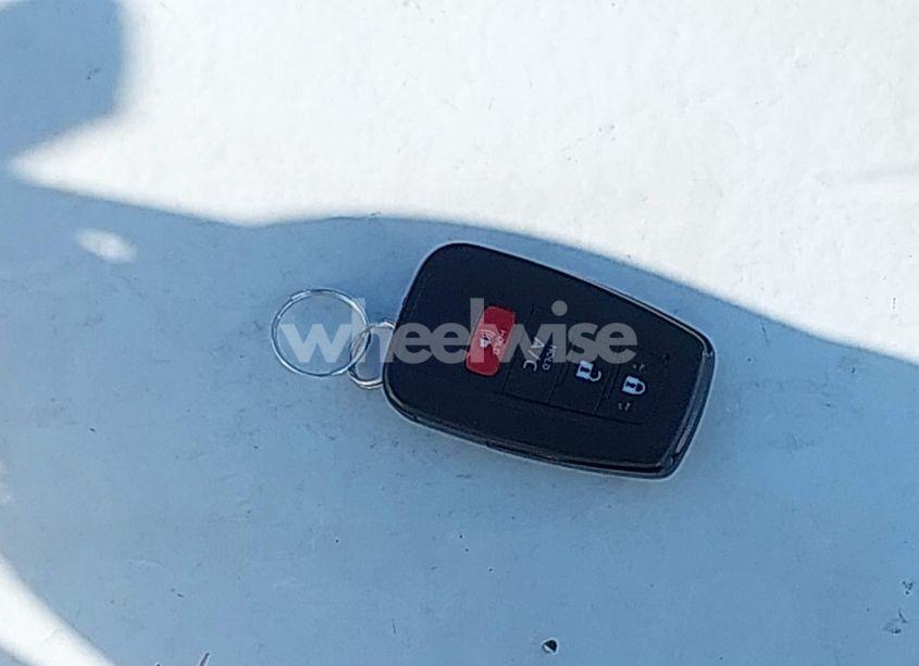 Photo 11 of 2022 Toyota Prius PRIME XLE (VIN JTDKAMFP3N3229070)