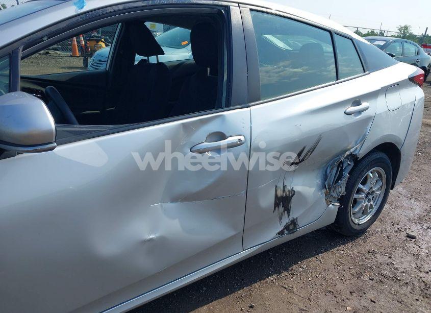 Photo 6 of 2022 Toyota Prius LE (VIN JTDKAMFU2N3165805)