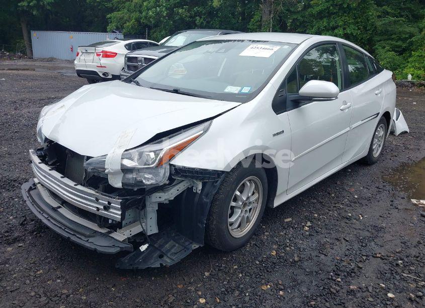 Photo 2 of 2022 Toyota Prius LE (VIN JTDKAMFU2N3167148)