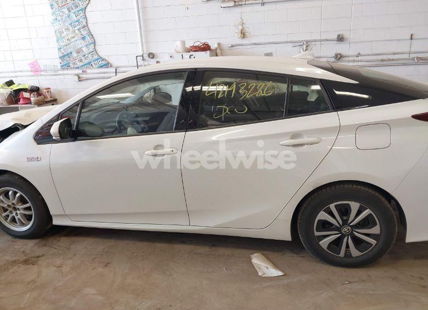 Photo 15 of 2018 Toyota Prius PRIME PLUS (VIN JTDKARFP2J3098544)