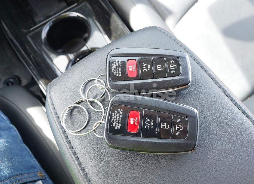 Photo 11 of 2018 Toyota Prius PRIME PREMIUM (VIN JTDKARFP5J3091877)