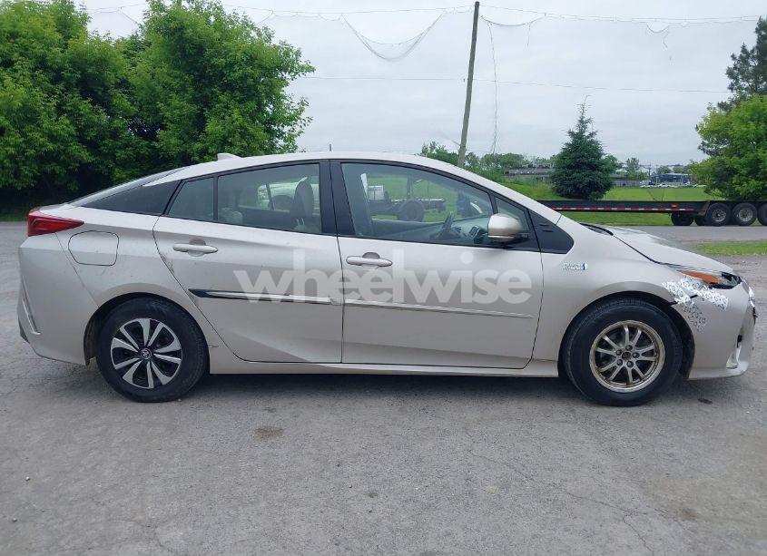 Photo 13 of 2017 Toyota Prius PRIME PLUS (VIN JTDKARFP8H3057054)