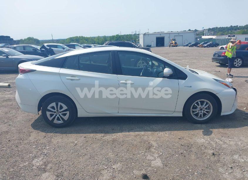 Photo 13 of 2018 Toyota Prius FOUR (VIN JTDKARFU0J3554627)