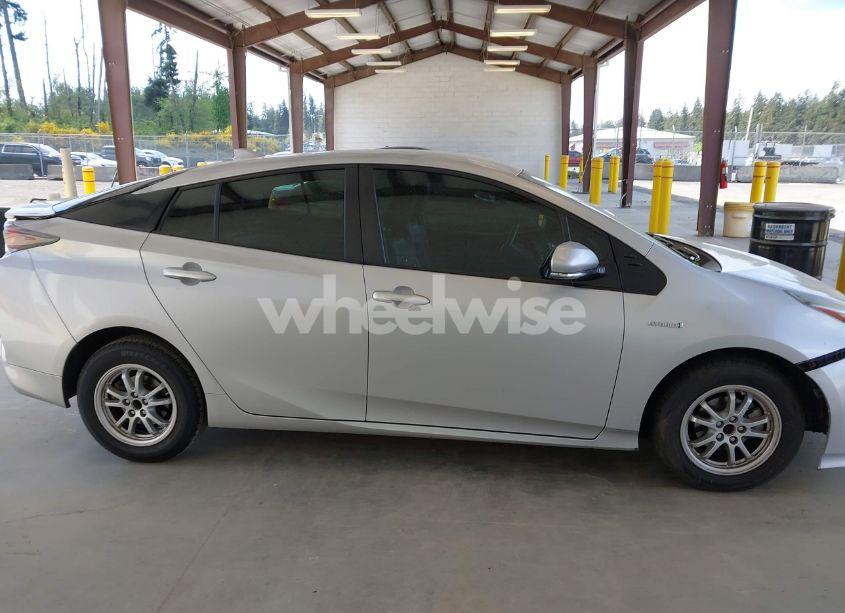 Photo 13 of 2016 Toyota Prius FOUR (VIN JTDKARFU1G3506403)