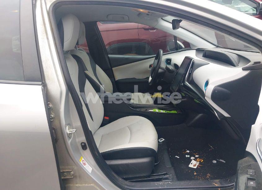 Photo 5 of 2018 Toyota Prius FOUR (VIN JTDKARFU6J3057288)