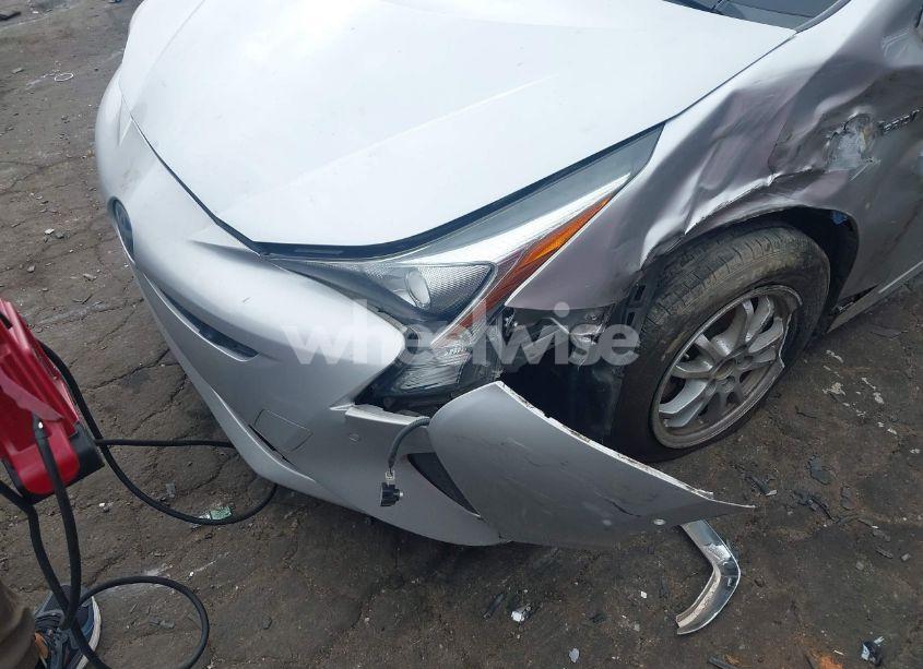 Photo 6 of 2018 Toyota Prius FOUR (VIN JTDKARFU6J3057288)