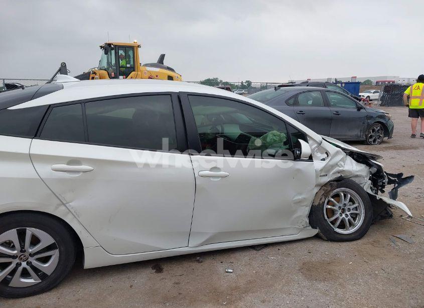 Photo 6 of 2017 Toyota Prius THREE (VIN JTDKARFU7H3532778)