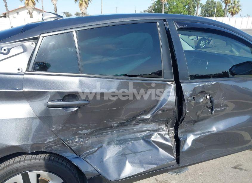 Photo 6 of 2018 Toyota Prius THREE TOURING (VIN JTDKARFU8J3066722)