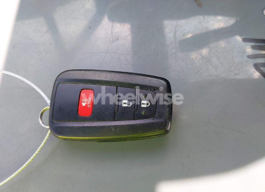 Photo 11 of 2018 Toyota Prius THREE (VIN JTDKARFU9J3068026)