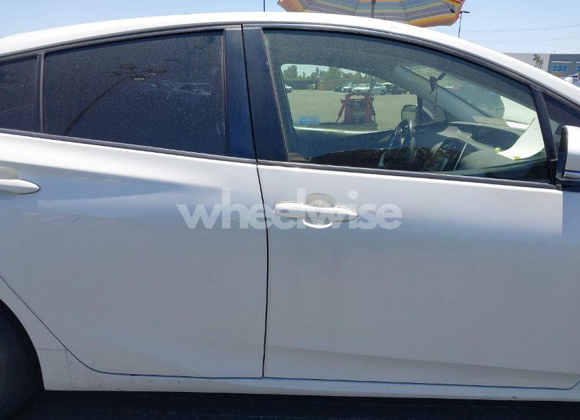 Photo 14 of 2018 Toyota Prius THREE (VIN JTDKARFUXJ3055253)