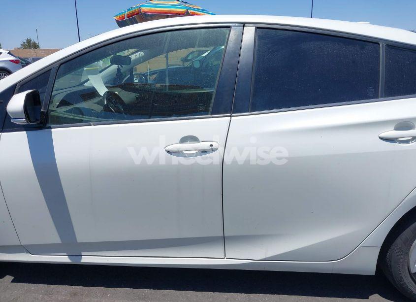 Photo 15 of 2018 Toyota Prius THREE (VIN JTDKARFUXJ3055253)