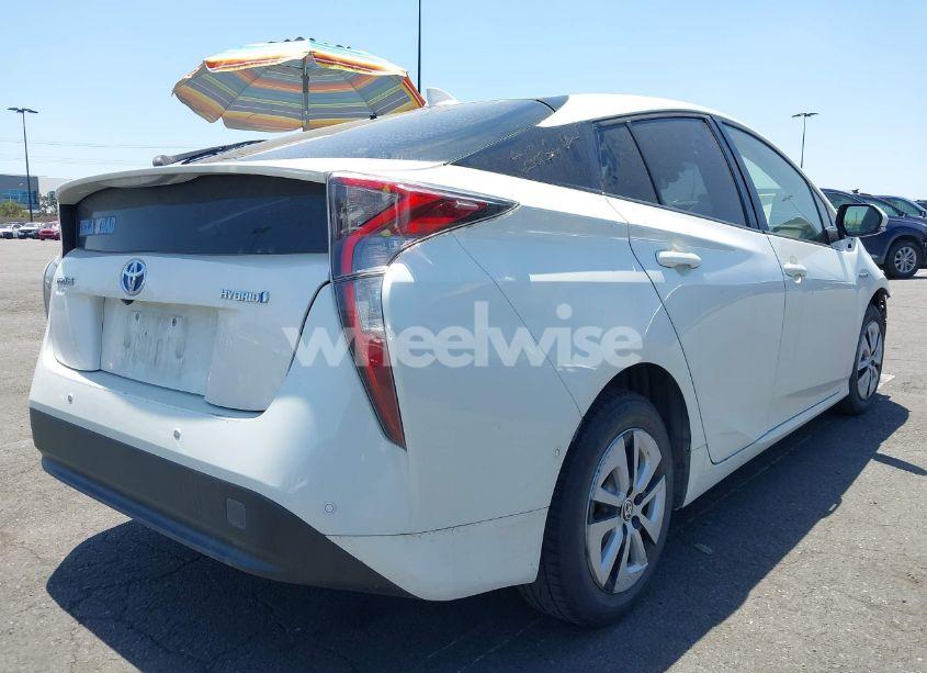 Photo 4 of 2018 Toyota Prius THREE (VIN JTDKARFUXJ3055253)