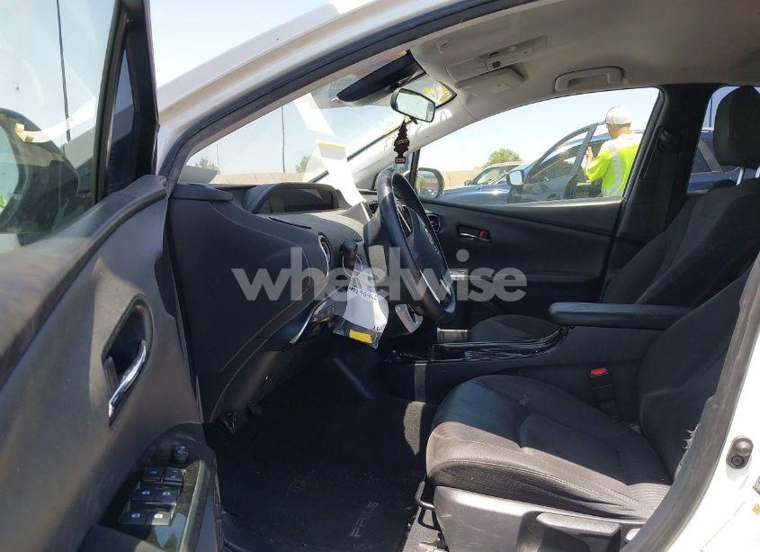 Photo 5 of 2018 Toyota Prius THREE (VIN JTDKARFUXJ3055253)