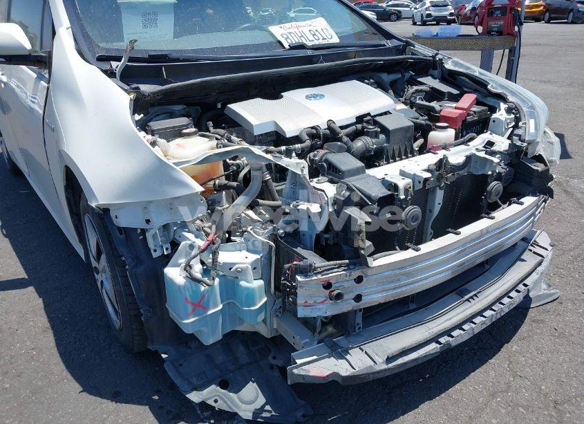 Photo 6 of 2018 Toyota Prius THREE (VIN JTDKARFUXJ3055253)