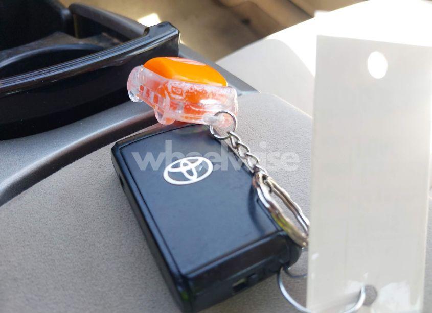 Photo 11 of 2005 Toyota Prius (VIN JTDKB20U153098429)