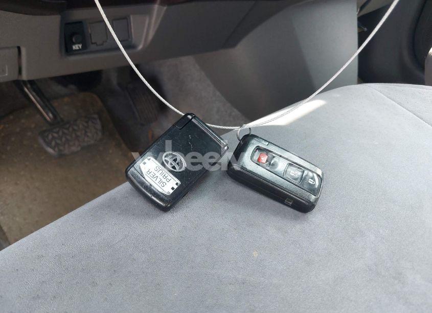 Photo 11 of 2005 Toyota Prius (VIN JTDKB20U653002424)