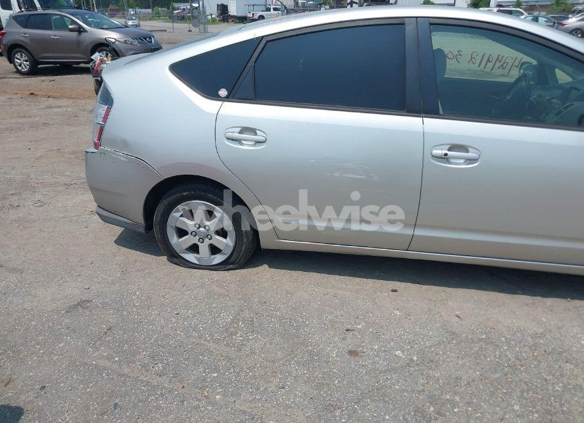 Photo 6 of 2005 Toyota Prius (VIN JTDKB20U653002424)