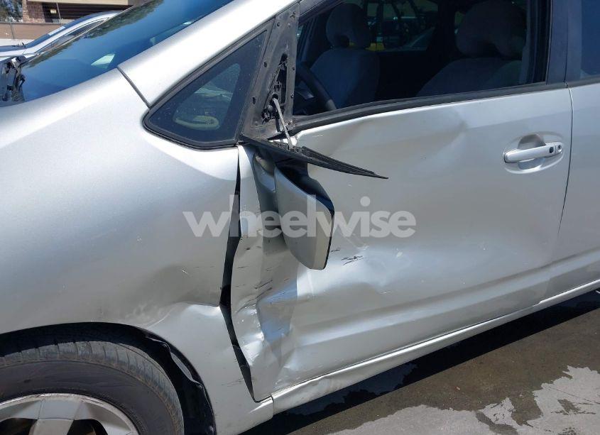 Photo 6 of 2005 Toyota Prius (VIN JTDKB20U850125353)