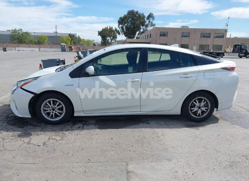 Photo 14 of 2016 Toyota Prius TWO (VIN JTDKBRFU1G3021322)