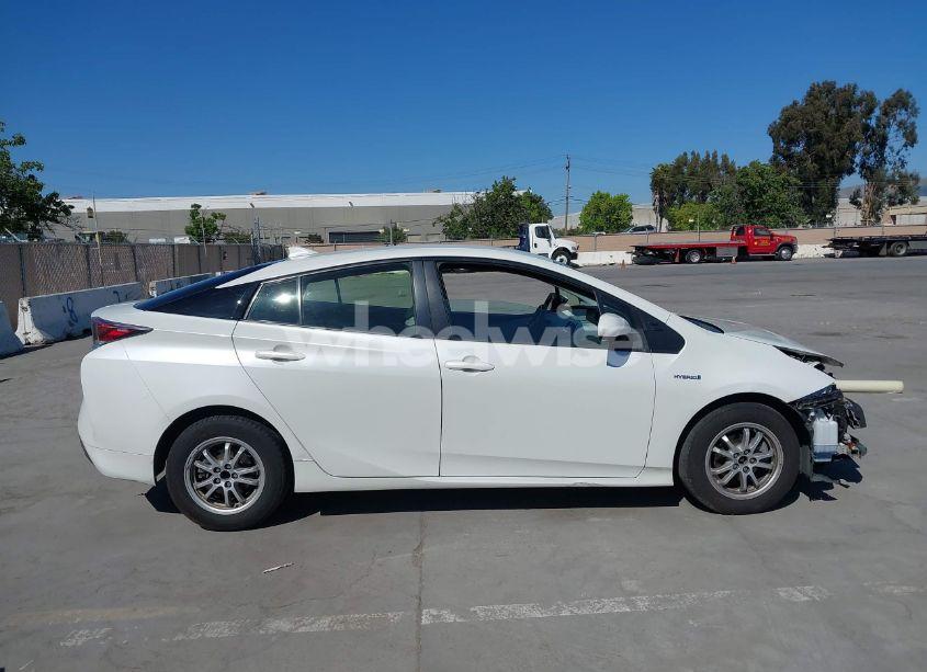 Photo 13 of 2016 Toyota Prius TWO (VIN JTDKBRFU6G3021221)