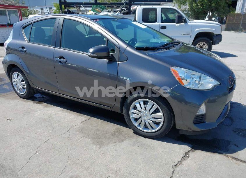 2014 Toyota Prius C TWO (VIN JTDKDTB30E1076549) main photo