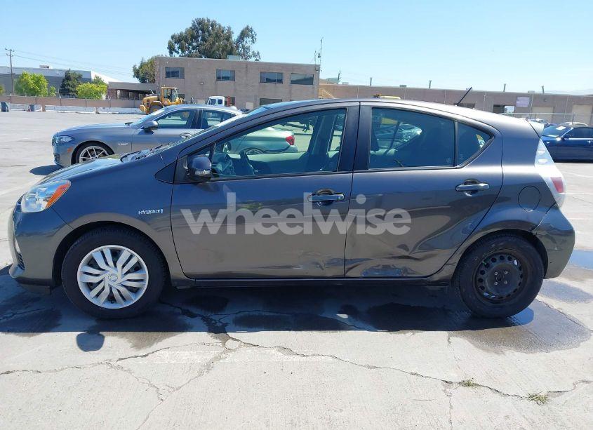 Photo 14 of 2014 Toyota Prius C TWO (VIN JTDKDTB30E1076549)