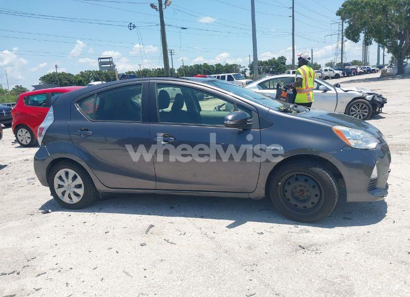 Photo 13 of 2014 Toyota Prius C TWO (VIN JTDKDTB30E1563430)