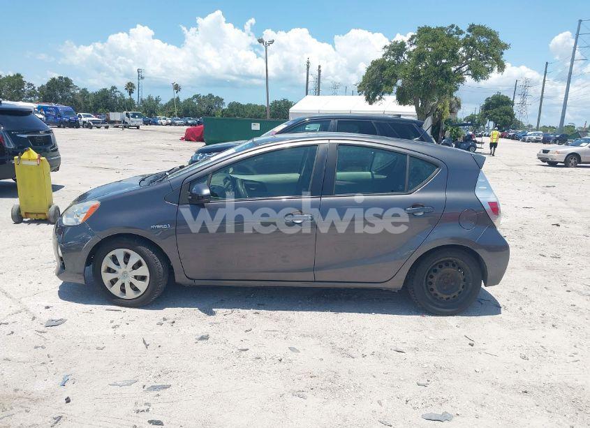 Photo 14 of 2014 Toyota Prius C TWO (VIN JTDKDTB30E1563430)