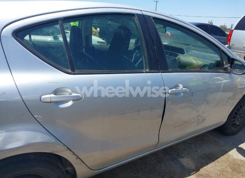 Photo 13 of 2016 Toyota Prius C ONE (VIN JTDKDTB31G1120450)