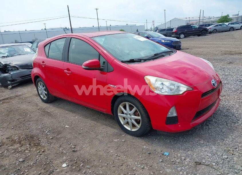 2013 Toyota Prius C THREE (VIN JTDKDTB32D1032227) main photo