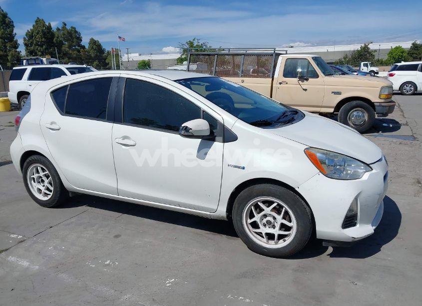 2014 Toyota Prius C ONE (VIN JTDKDTB34E1562216) main photo