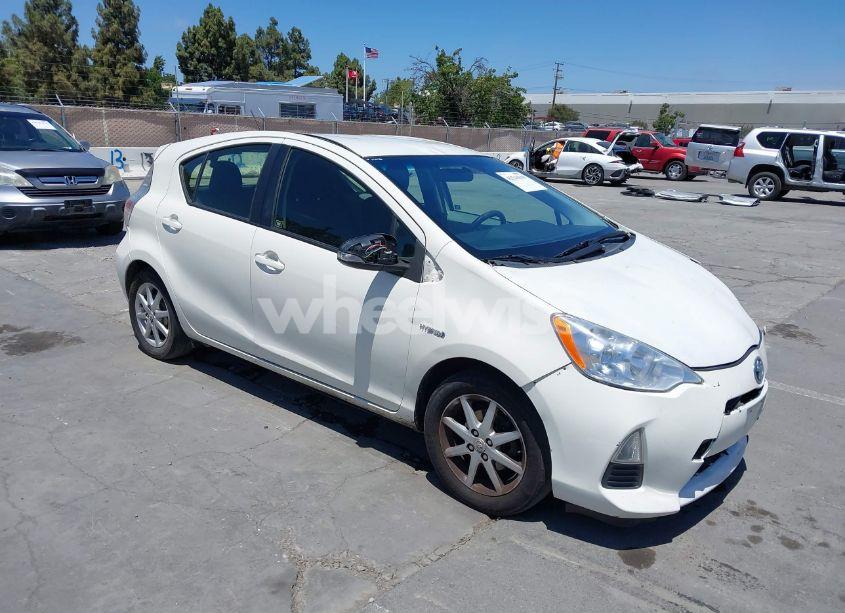 2013 Toyota Prius C THREE (VIN JTDKDTB35D1531071) main photo