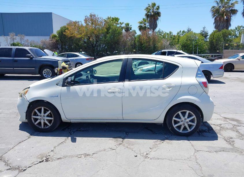Photo 13 of 2013 Toyota Prius C THREE (VIN JTDKDTB35D1531071)