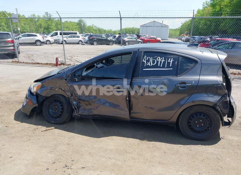 Photo 14 of 2015 Toyota Prius C ONE (VIN JTDKDTB35F1107411)