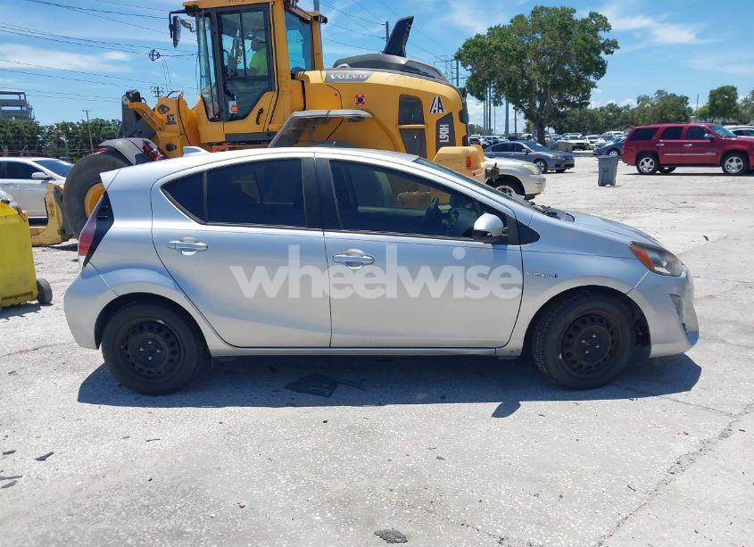 Photo 13 of 2016 Toyota Prius C TWO (VIN JTDKDTB35G1590223)