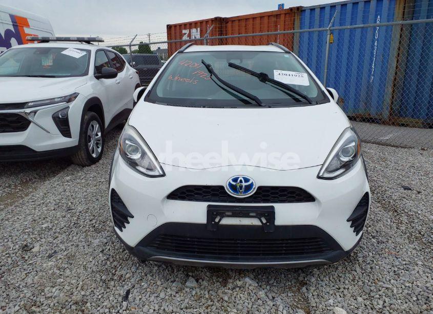 Photo 12 of 2018 Toyota Prius C TWO (VIN JTDKDTB35J1599544)