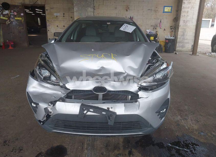 Photo 13 of 2018 Toyota Prius C FOUR (VIN JTDKDTB35J1614639)