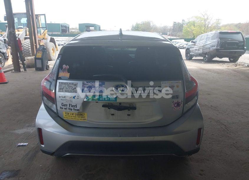 Photo 17 of 2018 Toyota Prius C FOUR (VIN JTDKDTB35J1614639)