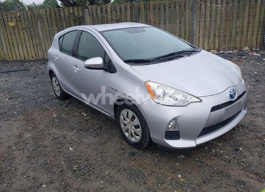 2014 Toyota Prius C TWO (VIN JTDKDTB36E1063708) main photo