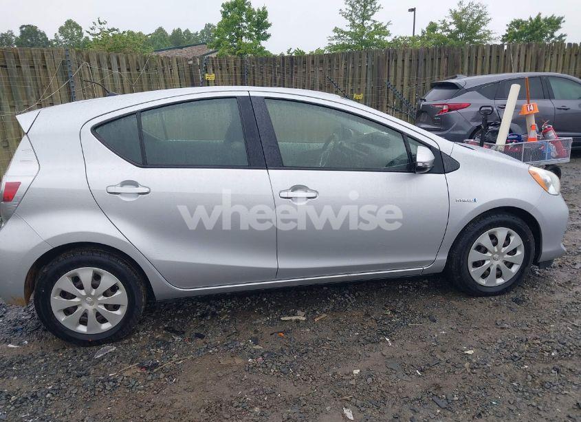 Photo 13 of 2014 Toyota Prius C TWO (VIN JTDKDTB36E1063708)