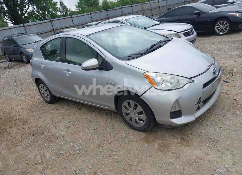 2014 Toyota Prius C ONE (VIN JTDKDTB36E1075986) main photo