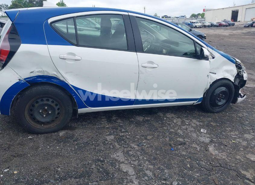 Photo 6 of 2016 Toyota Prius C TWO (VIN JTDKDTB36G1125112)
