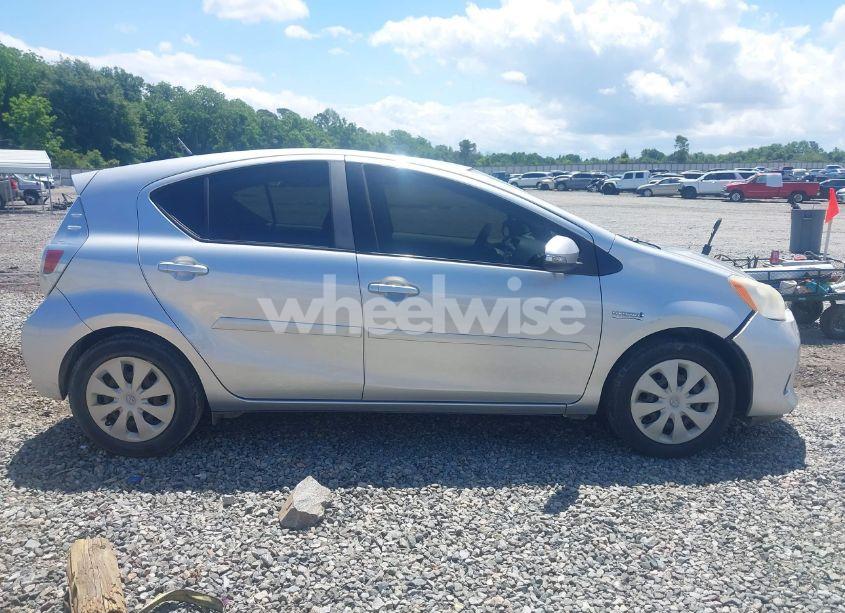 Photo 13 of 2013 Toyota Prius C TWO (VIN JTDKDTB37D1037102)