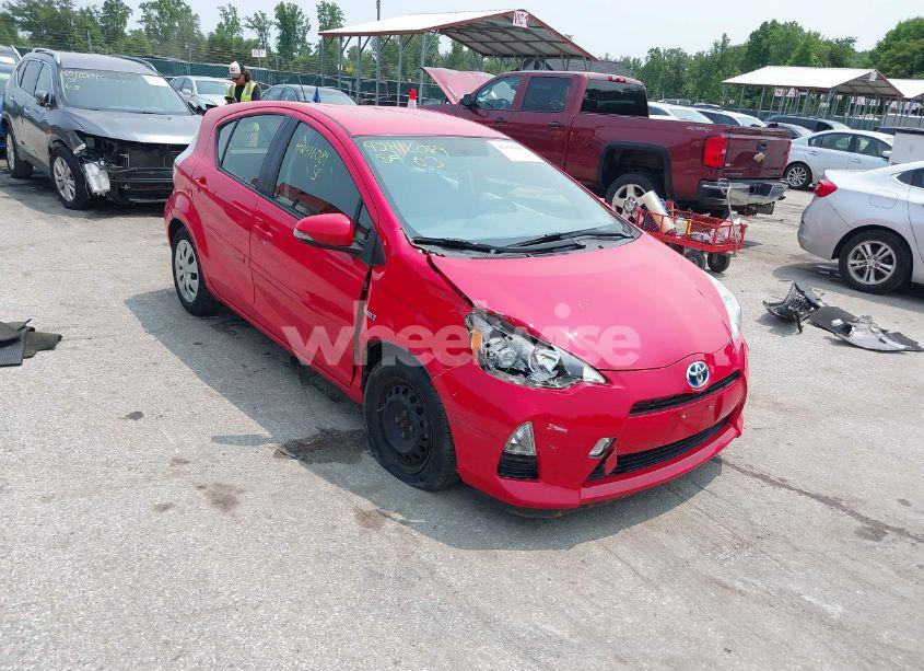 2014 Toyota Prius C THREE (VIN JTDKDTB37E1566373) main photo