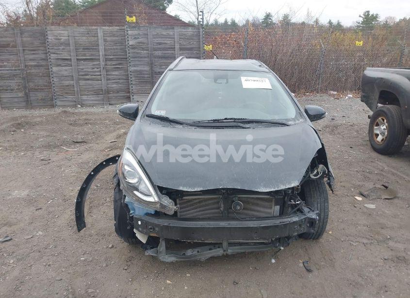 Photo 13 of 2018 Toyota Prius C TWO (VIN JTDKDTB37J1606137)