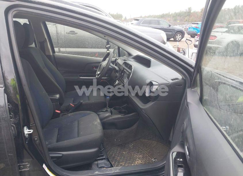 Photo 5 of 2018 Toyota Prius C TWO (VIN JTDKDTB37J1606137)