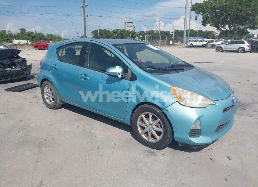 2013 Toyota Prius C THREE (VIN JTDKDTB38D1039697) main photo