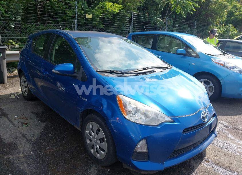2014 Toyota Prius C TWO (VIN JTDKDTB38E1082552) main photo